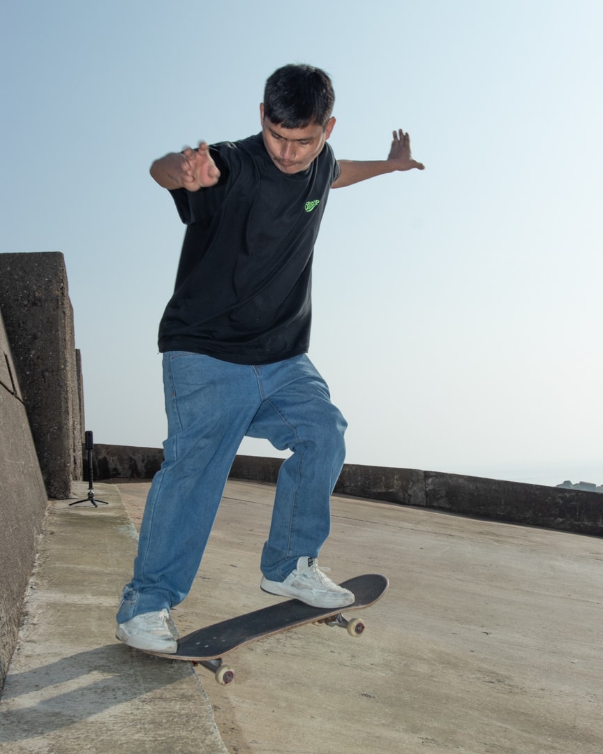 Skater approaching the bowl